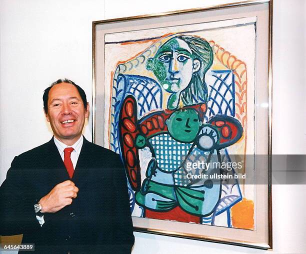 Claude Picasso , der Sohn des Pablo Picasso , vor dem Original - Ölgemälde seines Vaters , mit dem Titel MUTTER UND KIND, er ist das Kind im Arm der...