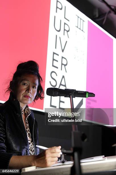 Hito Steyerl gastiert mit ihrem Projekt "Eye Explosion" im Rahmen der PLURIVERSALE III im Kunsthaus Rhenania e. V. Köln.Mit einer Reihe von Lecture...