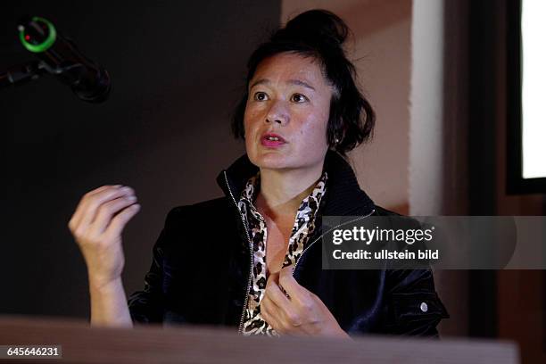 Hito Steyerl gastiert mit ihrem Projekt "Eye Explosion" im Rahmen der PLURIVERSALE III im Kunsthaus Rhenania e. V. Köln.Mit einer Reihe von Lecture...