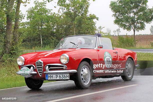 Von 8. Hamburg-Berlin Klassik 2015 . Hier gesehen am 1. Tag an der Elbe bei Storkau/Tangermünde. Im Foto: Alfa Romeo Giulette Spider 80 PS Bj. 1961