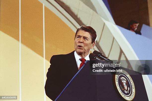 Besuch in Berlin, am Brandenburger Tor spricht er am Vormittag des 12 Juni 1987 seine wichtigste Rede vor 400.000 Berlinern.: Mr GORBATCHEV , TEAR...