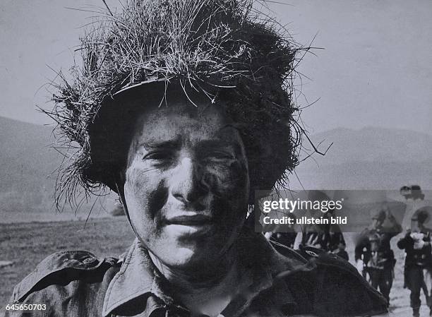 Hier 1969 in einer Grundausbildungs- Kompanie der Luftwaffe in GOSLAR am HARZ, Stahlhelm, Tarnung , Camouflage, Militär Deutschland ,Selbstportrait...