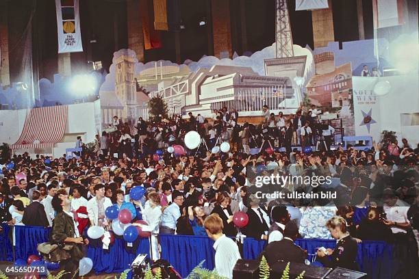 Besuch in Berlin, am Brandenburger Tor spricht er am Vormittag des 12 Juni 1987 seine wichtigste Rede vor 400.000 Berlinern.: Mr GORBATCHEV , TEAR...