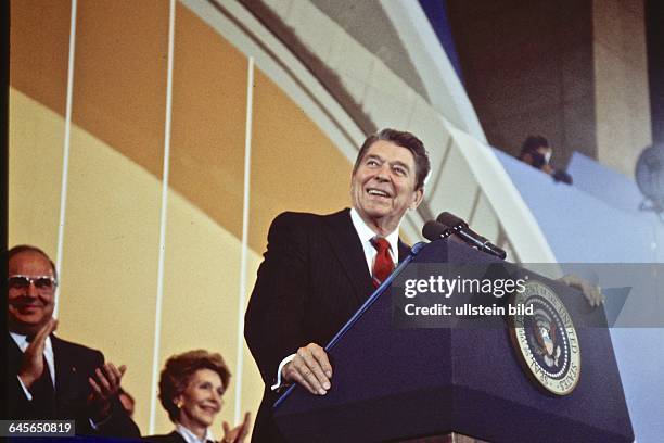 Besuch in Berlin, am Brandenburger Tor spricht er am Vormittag des 12 Juni 1987 seine wichtigste Rede vor 400.000 Berlinern.: Mr GORBATCHEV , TEAR...