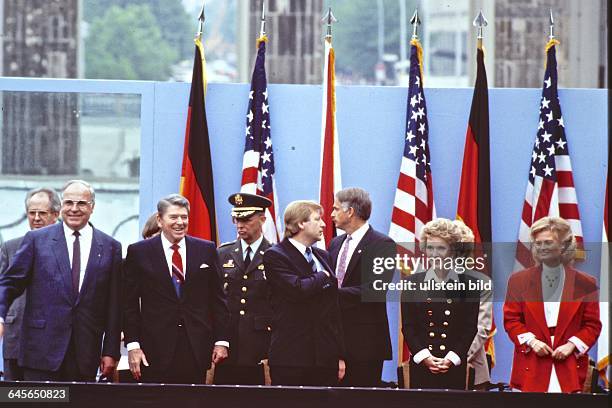 Besuch in Berlin, am Brandenburger Tor spricht er am Vormittag des 12 Juni 1987 seine wichtigste Rede vor 400.000 Berlinern.: Mr GORBATCHEV , TEAR...