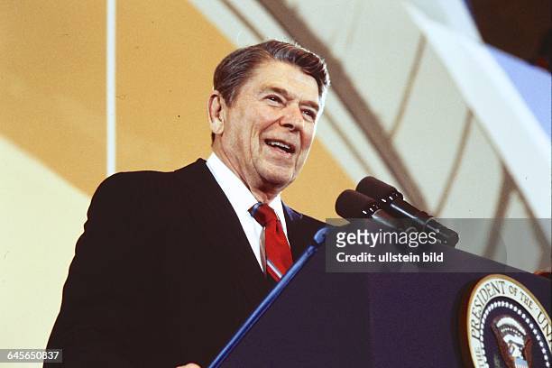 Besuch in Berlin, am Brandenburger Tor spricht er am Vormittag des 12 Juni 1987 seine wichtigste Rede vor 400.000 Berlinern.: Mr GORBATCHEV , TEAR...