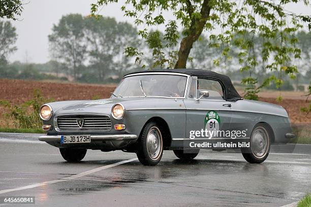 Von 8. Hamburg-Berlin Klassik 2015 . Hier gesehen am 1. Tag an der Elbe bei Storkau/Tangermünde. Im Foto: Peugeot 404 Cabrio 73 PS Bj. 1965