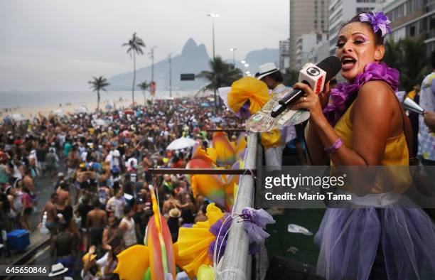 Performer sings at the Simpatia e Quase Amor 'bloco', or street party, on the third official day of Carnival along Ipanema beach on February 26, 2017...