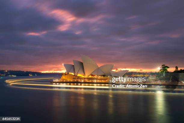 light flow of sydney opera house - oper von sydney stock-fotos und bilder