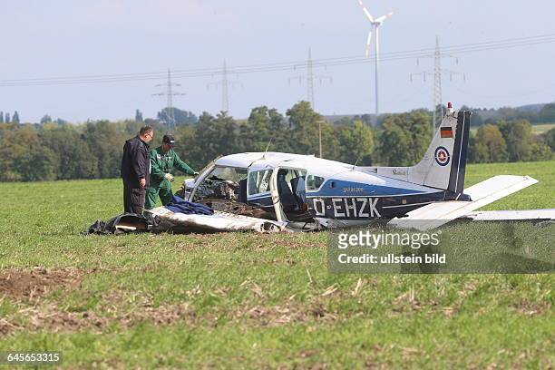 Landstraße zwischen Edlau und Könnern , Kleinflugzeug stürzte auf einem Acker ab, Pilot kam dabei ums Leben Flugzeugabsturz Unfall Polizei,...