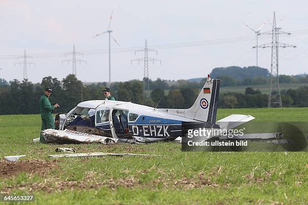 Landstraße zwischen Edlau und Könnern , Kleinflugzeug stürzte auf einem Acker ab, Pilot kam dabei ums Leben Flugzeugabsturz Unfall Polizei,...