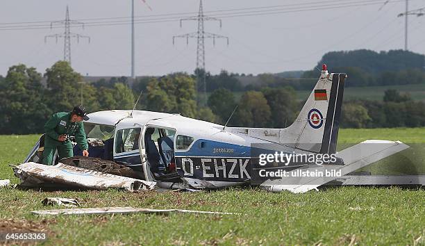 Landstraße zwischen Edlau und Könnern , Kleinflugzeug stürzte auf einem Acker ab, Pilot kam dabei ums Leben Flugzeugabsturz Unfall Polizei,...