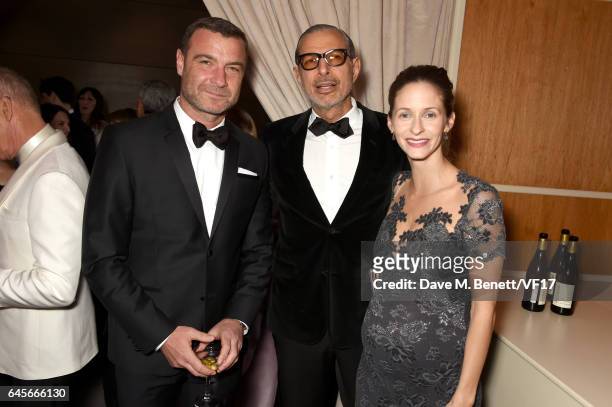 Actor Liev Schreiber, actor Jeff Goldblum, and Emilie Livingston attend the 2017 Vanity Fair Oscar Party hosted by Graydon Carter at Wallis Annenberg...