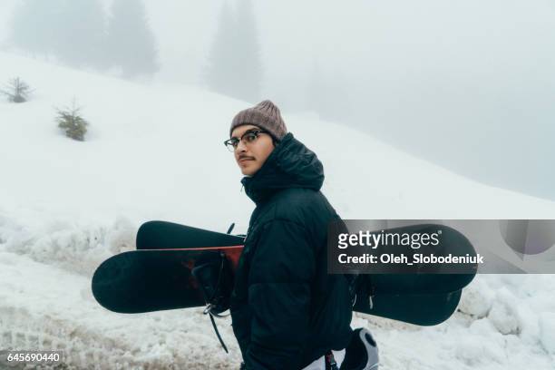 Snowboard de exploração do homem