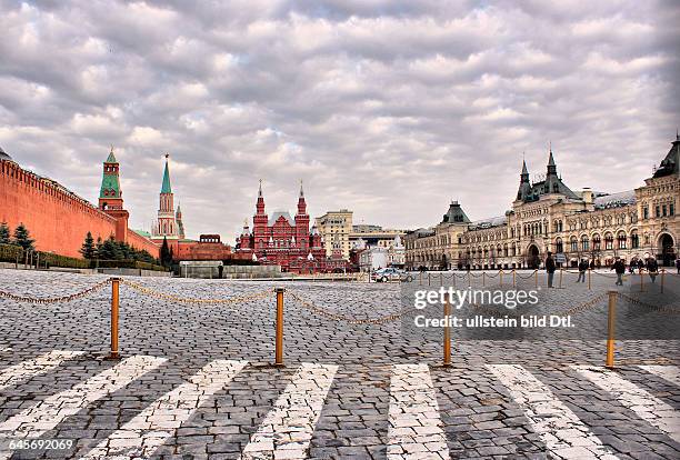 Russland, Moskau, Architektur, Roter Platz, links: Kreml, Kremltürme, im Hintergrund: das Historische Museum, rechts: Kaufhaus GUM, 2011