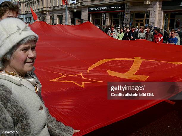 Russland, Moskau, Twerskaja Strasse, Demonstration am 9. Mai, dem Tag des Sieges im 2. WK, Anhänger der Kommunistischen Partei der Russischen...