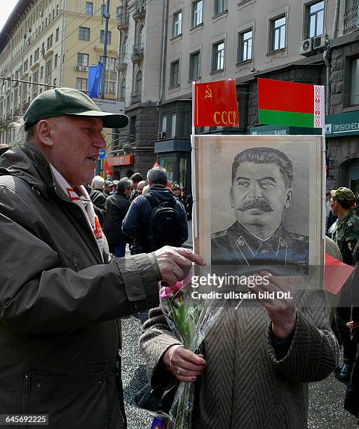 Russland, Moskau, Demonstration am 9. Mai, dem Tag des Sieges im 2. WK, eine Anhängerin der Kommunistischen Partei der Russischen Föderation mit dem...