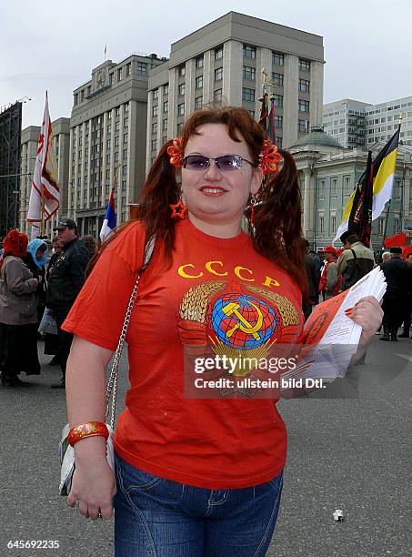 Russland, Moskau, Strasse Ochotny Rjad, Demonstration am 9. Mai, dem Tag des Sieges im 2. WK, eine Aktivistin der Kommunistischen Partei der...
