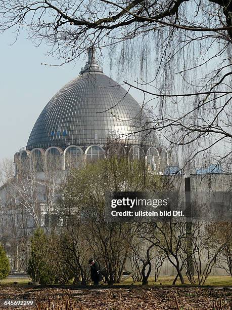 Russland, Moskau, Pavillon Nr. 32 ?Kosmos? auf dem Gelände des Ausstellungszentrums WWZ, früherer Name WDNCh, Seitenansicht der Halle und die Kuppel...