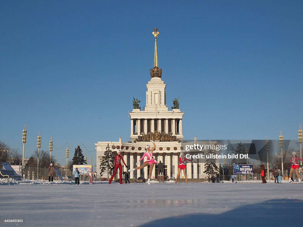 Moskau, der Zentrale Pavillon des WWZ, Eisbahn für Eiskunstläufer im Winter