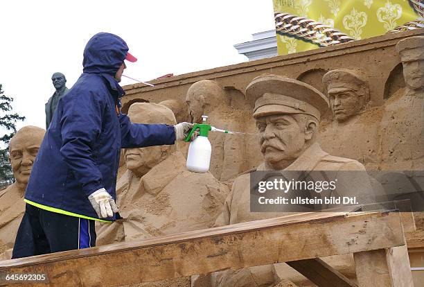 Russland, Moskau, Skulpturengruppe aus Sand ?Josef Stalin, Franklin D. Roosevelt und Winston Churchill während der Konferenz der alliierten...