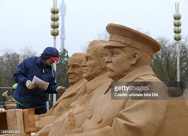 Russland, Moskau, Skulpturengruppe aus Sand ?Josef Stalin, Franklin D. Roosevelt und Winston Churchill während der Konferenz der alliierten...