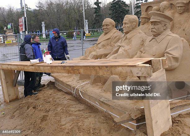 Russland, Moskau, Skulpturengruppe aus Sand ?Josef Stalin, Franklin D. Roosevelt und Winston Churchill während der Konferenz der alliierten...