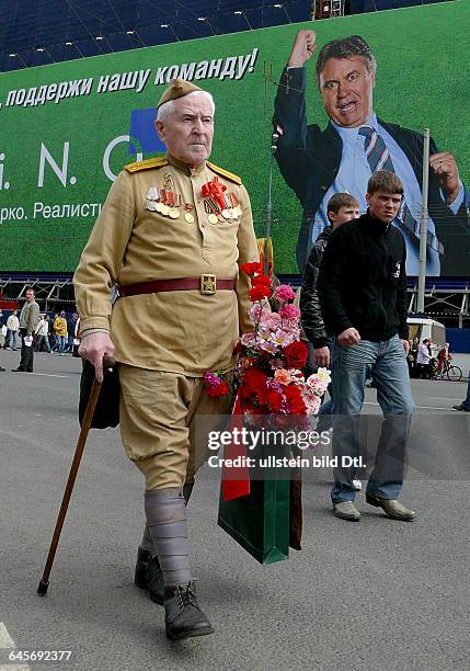 Russland, Moskau, Twerskaja Strasse, Feierlichkeiten am 9. Mai, dem Tag des Sieges im 2. WK, ein Kriegsveteran in Uniform eines Oberleutnants der...