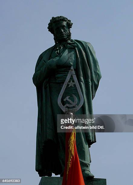 Russland, Moskau, Puschkin-Denkmal am Puschkin-Platz, Bildhauer Alexander Opekuschin, eingeweiht am 6. Juni 1880, und die Spitze einer sowjetischen...