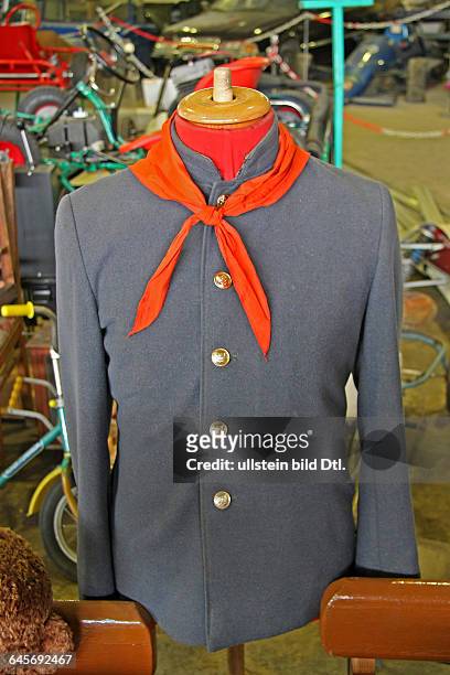 Russland, Moskau, Ausstellung der Gegenstände aus dem sowjetischen Alltag, Schuluniform, Jacke des Schulanzugs mit dem roten Pionierhalstuch, 1950er...