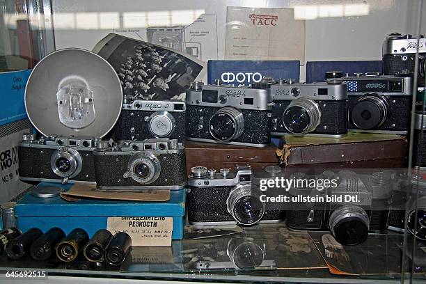 Russland, Moskau, Ausstellung der Gegenstände aus dem sowjetischen Alltag, alte Fotoapparate und Fotos, diverse Modelle der Kamera FED, eine Kamera...