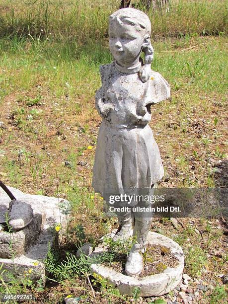 Russland, Gebiet Jaroslawl, Pereslawl-Salesski, Freilichtmuseum der Dampflokomotiven, beschädigte Skulptur einer Schülerin in Schuluniform aus der...