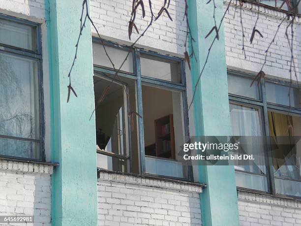 Russland, Südural, Tscheljabinsk, Meteoriteneinschlag, Fassade einer Schule, durch die Explosionswelle verursachter Schaden - zerbrochene...