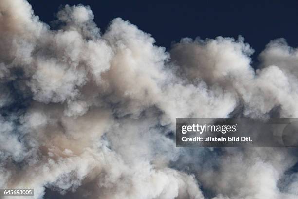 Russland, Südural, Tscheljabinsk, Spur, auch Kondensstreifen, eines Meteoriten nach dem Niedergang und der Explosion in der Luft, 2013