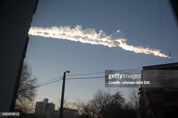 Russland, Südural, Tscheljabinsk, Spur, auch Kondensstreifen, eines Meteoriten nach dem Niedergang und der Explosion in der Luft, 2013