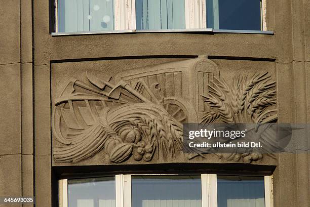 Russland, Moskau, Architektur, Wohnhaus, Basrelief und Dekor an der Fassade mit Symbolen der Arbeit auf dem Lande, Anfang der 1930er Jahre, 2010