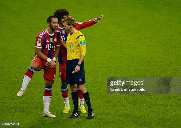 Mehdi Benatia erklaert Schiedsrichter Jochen Drees das er sich verletzt hat waehrend dem Fussball Bundesliga Spiel FC Bayern Muenchen gegen SC...