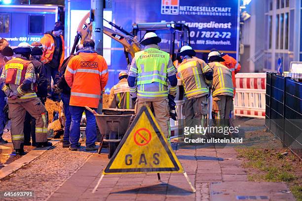 Berliner Feuerwehr im Einsatz bei einer Gasausströmung an der Grellstrasse nachdem bei Bauasrbeiten eine Gasleitung beschädigt wurde