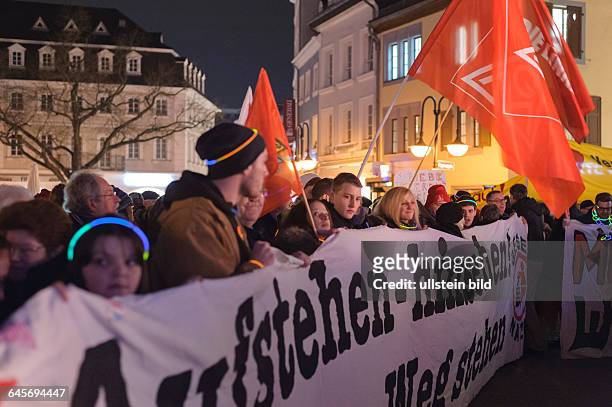 Rund 1200 Menschen sind nach Angaben des Veranstalters in Saarbrücken dem Aufruf zu einer Demonstration auf dem St. Johannes Markt unter dem Motto...