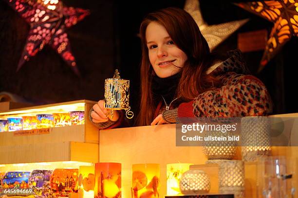 Tanja Gummel verkauft Kerzen auf dem Christkindelsmarkt in Saarbrücken.