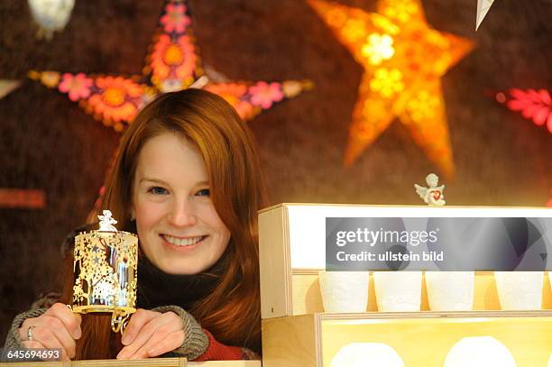 Tanja Gummel verkauft Kerzen auf dem Christkindelsmarkt in Saarbrücken.