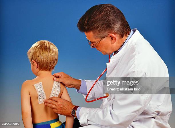 Arzt macht Allergietest an kleinen Jungen,