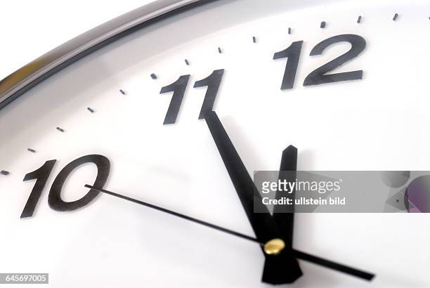 Uhr, Uhren, Symbol, Symbole, Symbolbild, Symbolbilder, Symbolfoto, Symbolfotos, F¸nf, vor, Zwlf 12, Zeit, Unheil, Katastrophe, Ungl¸ck, Countdown,...