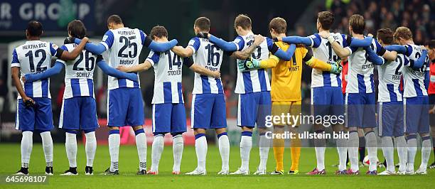 Mannschaft, Team, Aktion, Trauer um den verstorbenen Junior Malanda vom VfL Wofsburg, Hertha BSC Berlin, Bundesliga DFL, Sport, Fußball Fussball,...