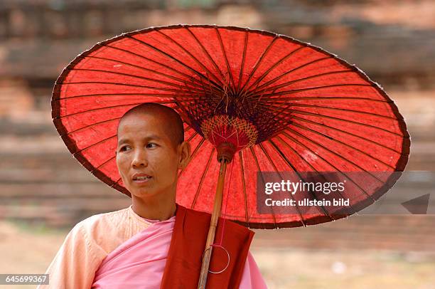 Myanmar - Asien - Nonne mit Sonnenschirm