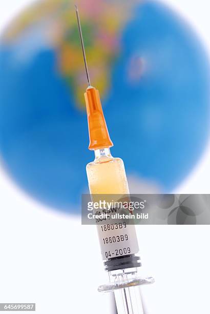 Spritze und Erdkugel, Symbolfoto Impfung gegen die Schweinegrippe, Pandemie