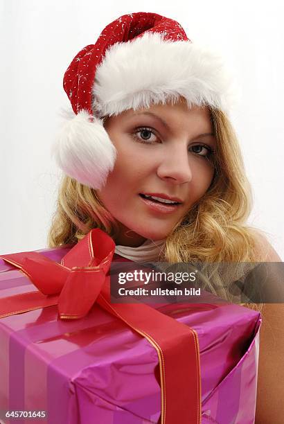 Weihnachten, Weihnachtszeit, Advent, Adventszeit, Bescherung, Weihnachtsfrau, Weihnachtsmann, Frau, blond, blonde, Geschenke, Geschenk, schenken,...