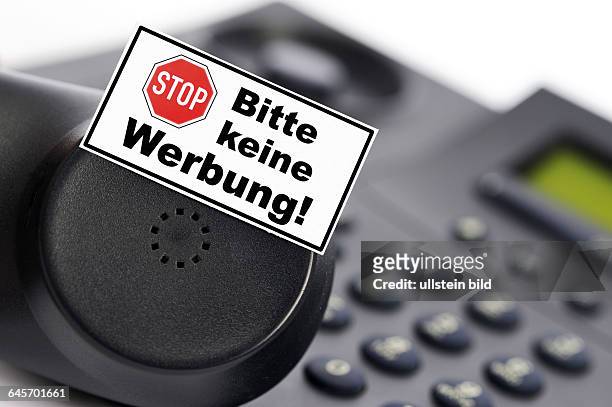 Telefonhörer und Schild Bitte keine Werbung, unerlaubte Telefonwerbung