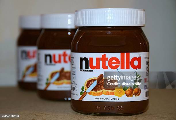 Nutella ist ein suesser Haselnussbrotaufstrich des italienischen Herstellers Ferrero, der in Konsistenz und Geschmack an Nougat erinnert. Er besteht...