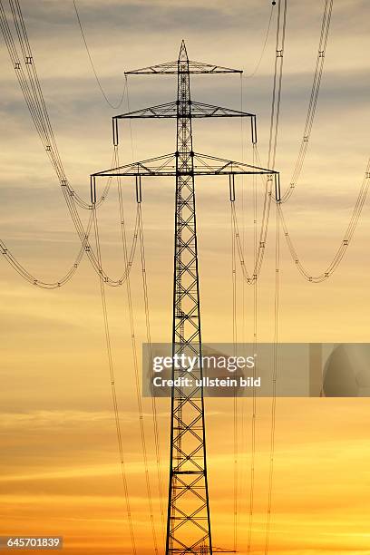 Hochspannungsmast bei Sonnenuntergang in Hamburg, Deutschland, Europa